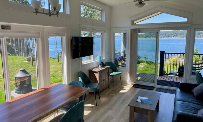 Regional District of Mount Waddington Cottage | 21 - Whale's Breach Cottage By The Sea at Alder Bay