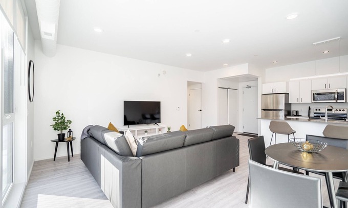 Birds Hill Condo | (210) Stunning 2BR/2BA in River East (1755)
