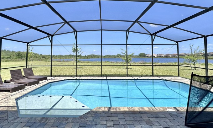 Haines City House | 211MCV: Huge 6 En Suite Pool Home! 2 King Suites Sleeps 12!
