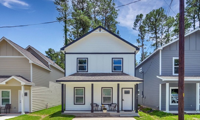 Montgomery House | 22 New Build free coffee wifi smart TV Close to lake