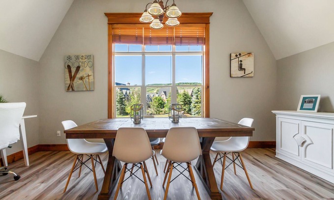 The Blue Mountains Ski Chalet | 220 Snowbridge w/Free Shuttle to Village
