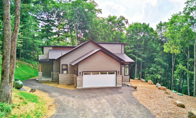 Lake of Bays House | 2200sqf, 3BR, 5 Queen BED, SKI Resort, Muskoka