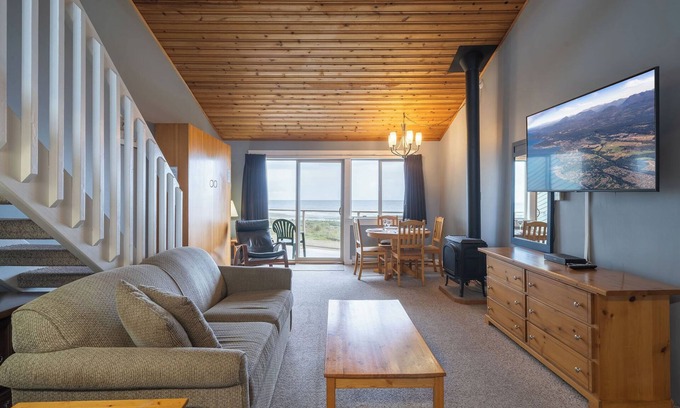 Regional District of Nanaimo Condo | #222 Upper Beach View Suite at Shorewater Resort, Qualicum Beach