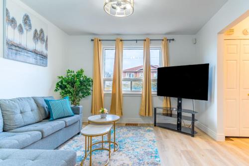 Carlingwood West - Glabar Park - McKellar Heights House | 2223 Fox Crescent- Home from home