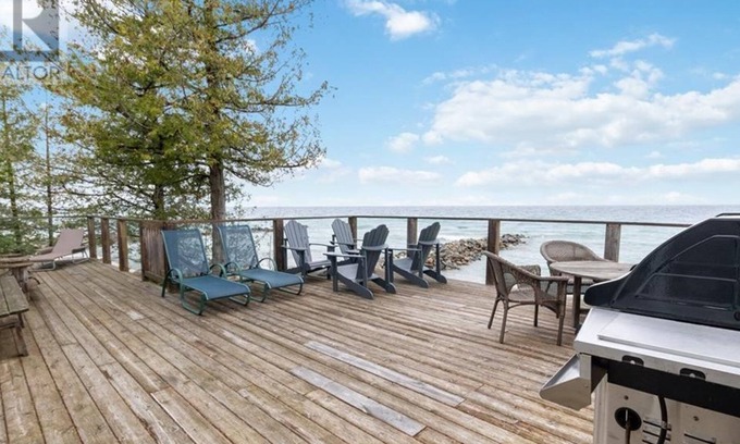 The Blue Mountains House | 223 SUNSET Boulevard