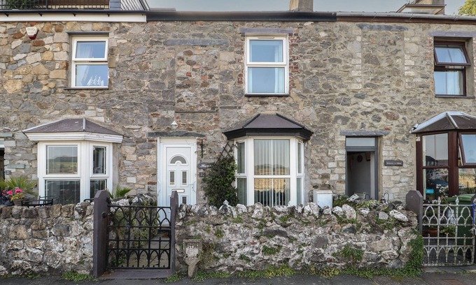 Y Felinheli Cottage | 23 BEACH ROAD, pet friendly, country holiday cottage in Y Felinheli