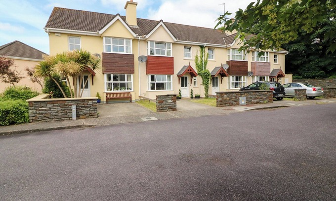 Skibbereen Cottage | 23 COIS CAOL, pet friendly, with a garden in Skibbereen, County Cork