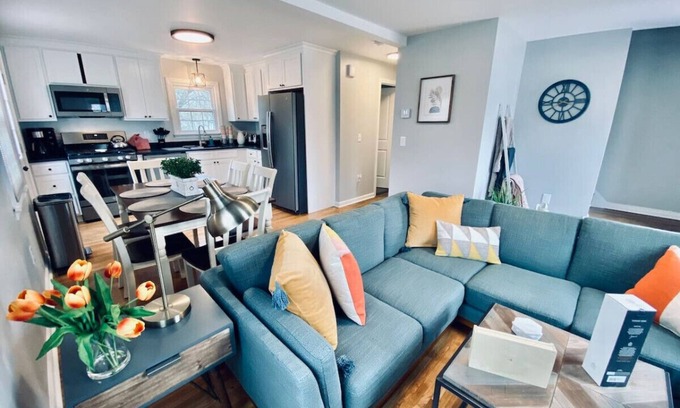 Southington House | #23 *COMFORT & LUXURY* 3 BR/2 BA House