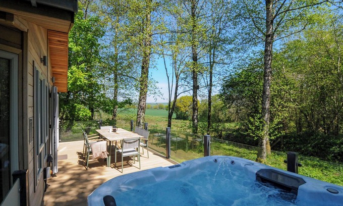 Lower Trengale Cottage | 23 MEADOW RETREAT, pet friendly, with hot tub in Dobwalls