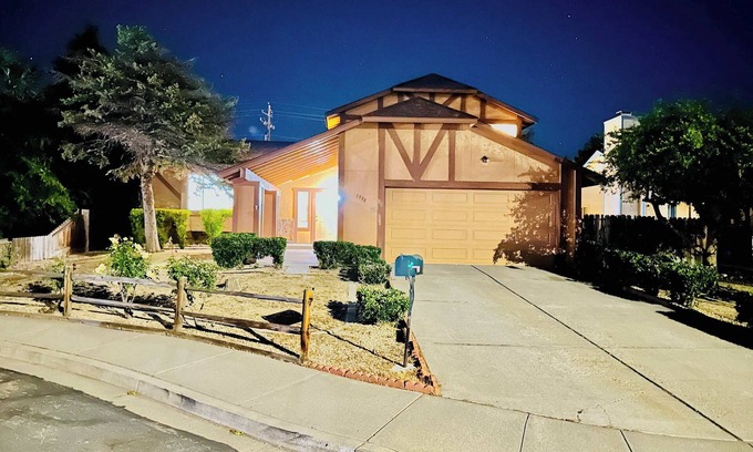 Sparks House | 23 Minutes To Tesla/9 Beds