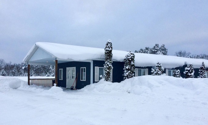 Thompsonville Cabin | 231 Lodge a mile to Crystal Mtn and closer to trails and 231 Pub