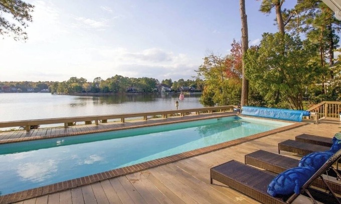 Pinehurst House | 235 SW Lake Forest - Pinehurst Lake House With Hot Tub & Pool - 6 Bedrooms