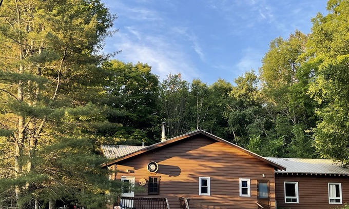 Dysart et al Cottage | 24 Guests Group Getaway House with large lawn