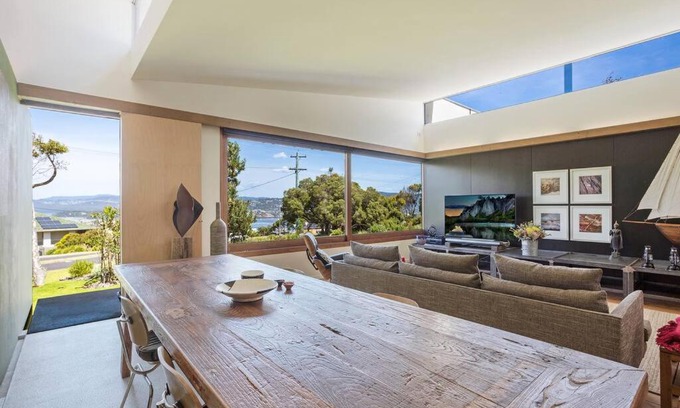 Merimbula House | 24 Hill Street- Unique 2 bedroom pet friendly home