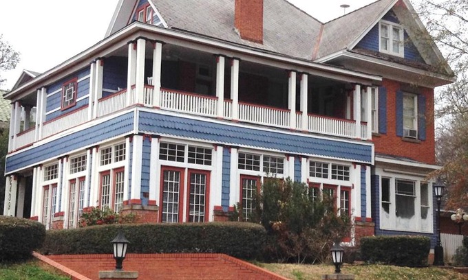 Fairfield Historic District Bed & Breakfast | 2439 Fairfield "A Bed and Breakfast"