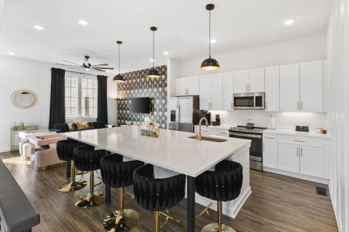 Cleveland Park House | 24K Escape - Rooftop Oasis, 3 Miles to Broadway!