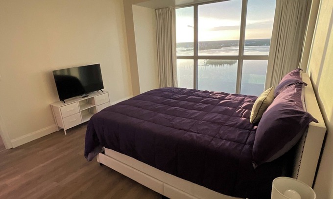 Downtown Historic District Apartment | 25 floors up. Endless views down.