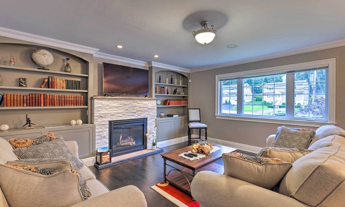 Glen Cove Apartment | 25 Mi to NYC: Walkable Long Island Apt w/Balcony