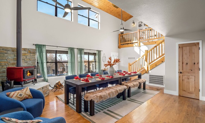 Oakhurst House | 25 min 2 Yosemite - Pickleball - Hot Tub - Firepit - BBQ - Sleeps 26 - Game Room