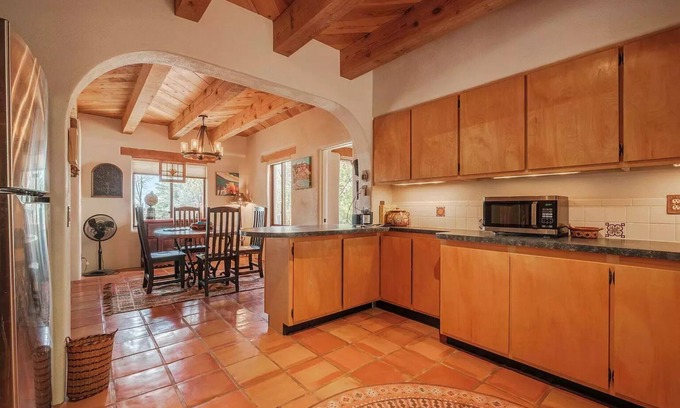 El Prado House | 25 min to Ski | views | Firepit | Privacy