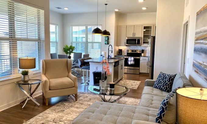 Dallas Apartment | 25% OFF Luxury 2BD, Pool, Scenic Views - Grapevine