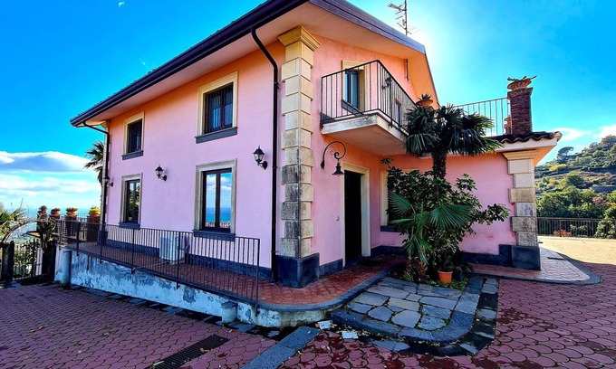 Giarre Villa | 250 m² Villa ∙ 4 bedrooms ∙ 12 guests