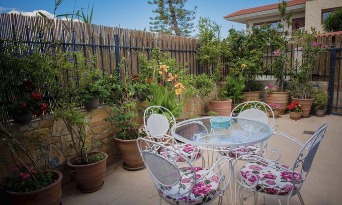 Ierapetra House | 250 metres from the sea a tiny independent house with a yard full of flowers!
