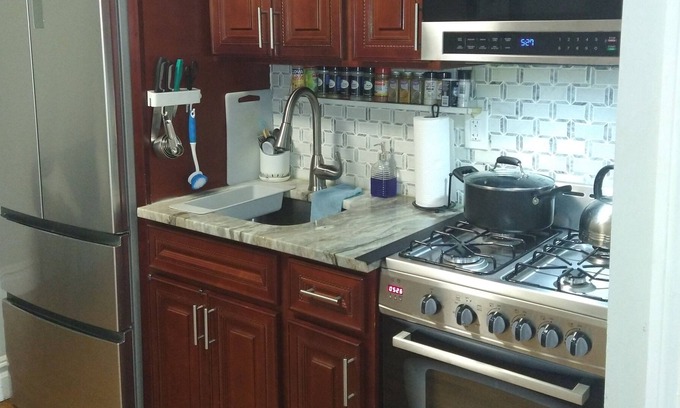 Greenville House | 25min to NYC/ 12min to EWR! Across Columbia Park
