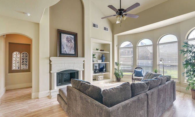 Iowa Colony House | 26 Mi to Houston: Spacious Home w/Fenced Yard!
