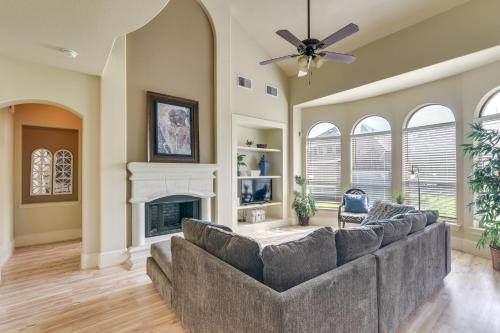Iowa Colony House | 26 Mi to Houston Spacious Home with Fenced Yard!