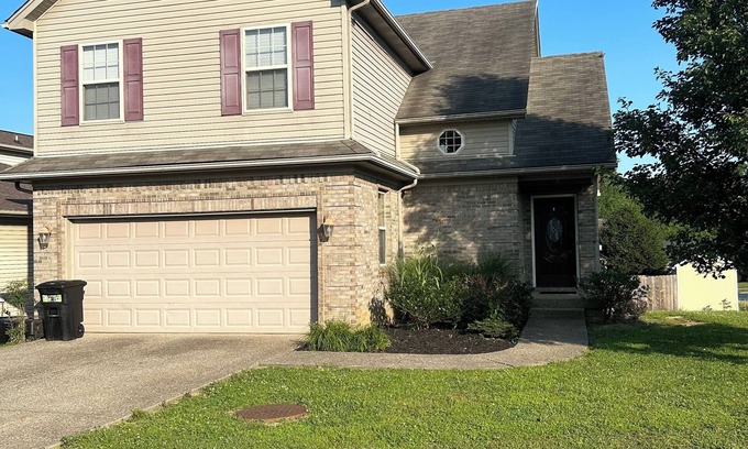 Jeffersonville - Clarksville House | 2600 SF home 15 Minutes from Downtown Louisville in New Albany. Full basement.