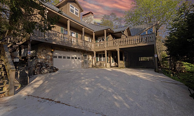 Snowshoe House | 265 Westridge: Spacious living w/nature at the Alpine Ridge Chalet!