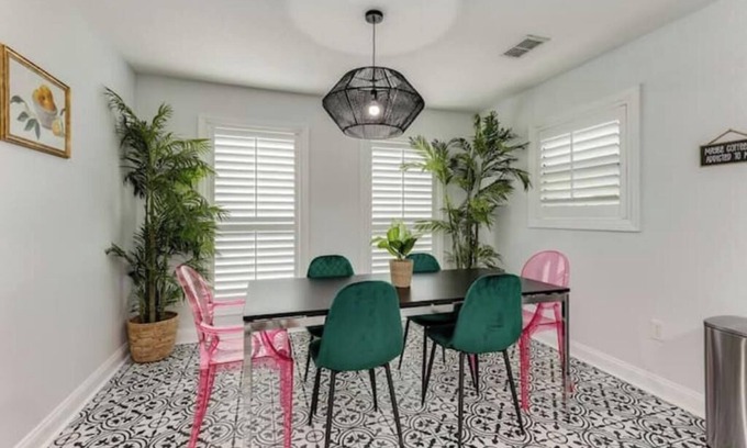Riverside House | 2680- Single Level, Huge Yard, Large Entertaining Area, Pet & Kid Friendly