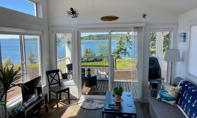Regional District of Mount Waddington Cottage | 27 - On The Rocks Cottage By The Sea at Alder Bay