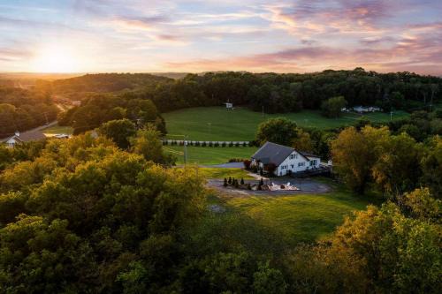 Thompson's Station House | 27 South - Large Lux Retreat With Hot Tub & Gameroom
