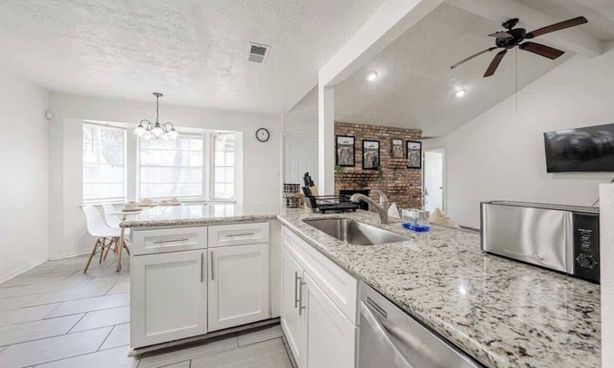Spring Branch Central House | 2710 Cozy near IKEA Downtown Zoo 12 people