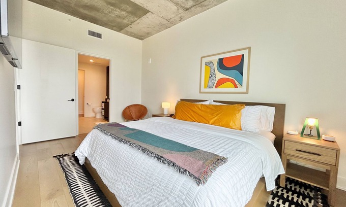 Rainey Street Historic District Condo | 28th Fl condo w/RoofTop Pool, Lake/City Views, Rainey St