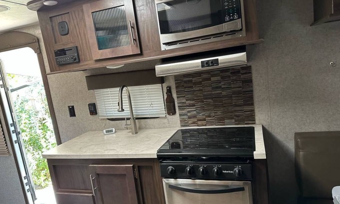 Lewiston House | 29' Deluxe Climate Controlled Toy Hauler Camper - Sleeps 4 Guests.