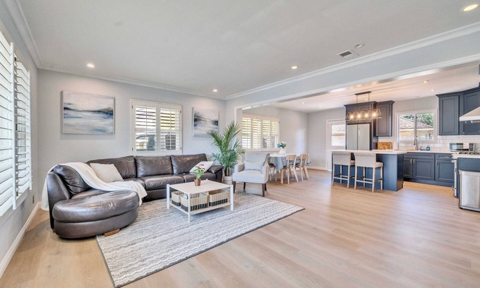 Monrovia House | 2b1b Charming House｜Spacious Backyard｜BBQ Area｜Washer & Dryer #42339