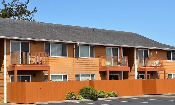 Seaside Condo | 2Bd/1Ba Newly Remodeled Condo 2 blocks to Beach/Convention Ctr/Downtown