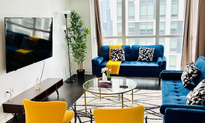 Bathurst Quay Condo | 2BD Condo W Free Parking Near CN Tower