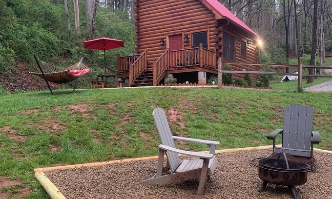 Franklin Cabin | 2bd Cozy Log Mountain Cabin in Franklin w/Wi-Fi