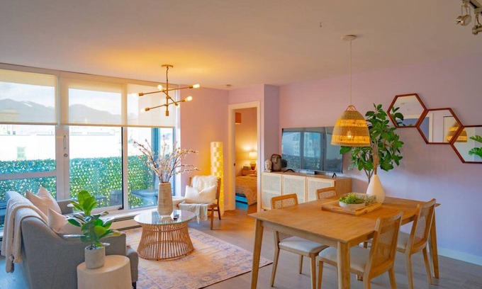 Chinatown Condo | 2BD Downtown Vancouver Condo with Free Parking+AC