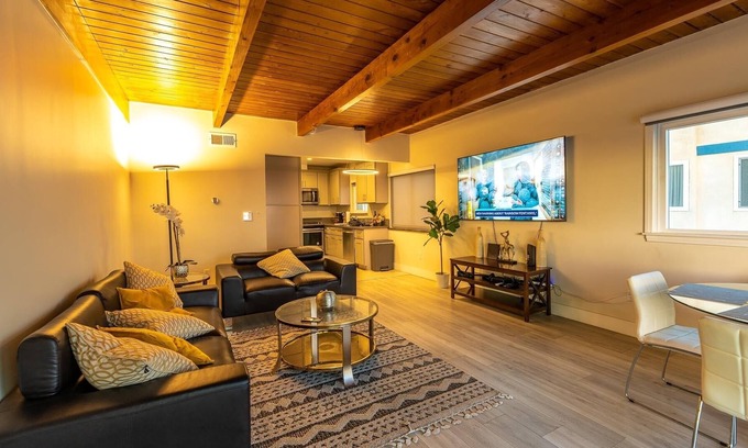Old Towne Apartment | 2BD HOME SEAL BEACH/LONG BEACH OCEAN VIEWS