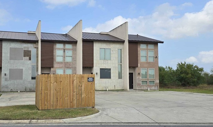 Brownsville Apartment | 2BD Townhome Modern Comfort Heart of the City