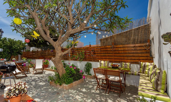Gennadi House | 2BD Traditional Mediterranean Family House 10min from the beach