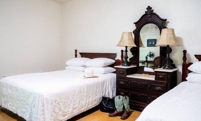 Brenham Apartment | 2bd2ba - King+Double Suite Combo - Horse Oasis - Oak Trees - 10min to Round Top
