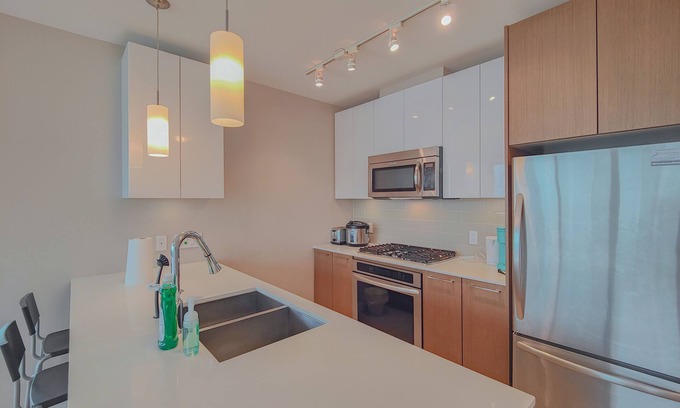 Richmond City Centre Apartment | 2BDR & 2Bath | AC | 900sq.ft | Free WiFi&Parking