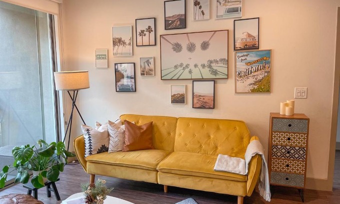 Downtown Apartment | 2BDR & parking 5-10min to Santa Monica Pier