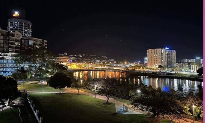 Townsville Apartment | 2bdr Stadium views - modern riverside apt